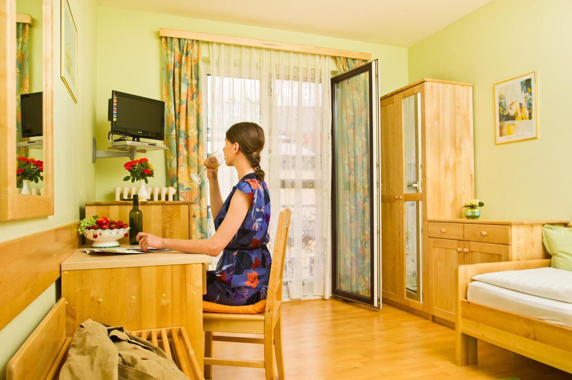 Hotel-Restaurant-Vinothek Felix Sommer Auersthal Zewnętrze zdjęcie