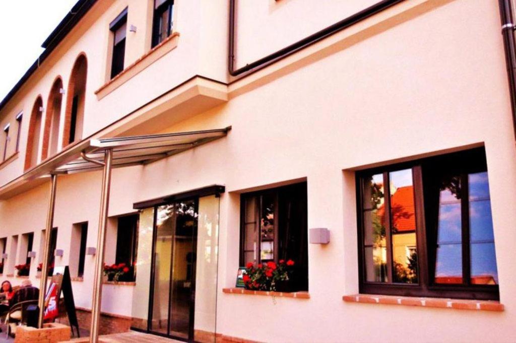 Hotel-Restaurant-Vinothek Felix Sommer Auersthal Zewnętrze zdjęcie